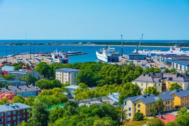 Güneşli bir günde Finlandiya 'nın Hanko kentindeki liman manzarası.