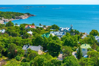 Hanko, Finlandiya 'daki renkli kereste evlerinin havadan görünüşü.