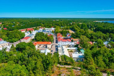 Hanko, Finlandiya 'daki renkli kereste evlerinin havadan görünüşü.