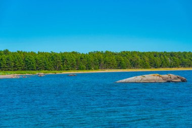 Finlandiya 'da Hanko yakınlarındaki doğal plaj.