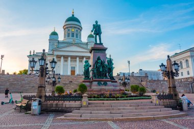 Finlandiya, Helsinki 'deki Senaatintori Senato Meydanı' nda II. Alexander Heykeli .