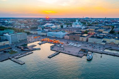 Finlandiya 'da Helsinki' nin günbatımı manzarası.