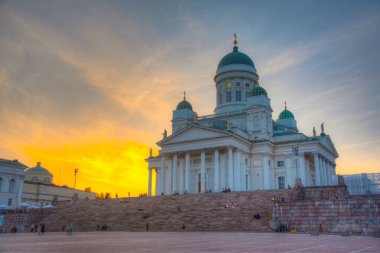Finlandiya 'daki Helsinki katedralinin gün batımı manzarası..
