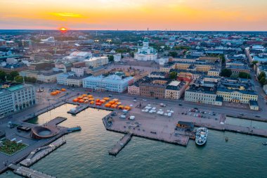 Finlandiya 'da Helsinki' nin günbatımı manzarası.
