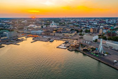 Helsinki 'nin günbatımı manzarası dönme dolabın arkasından, Finlandiya.