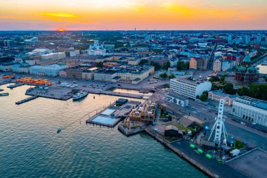 Helsinki 'nin günbatımı manzarası dönme dolabın arkasından, Finlandiya.