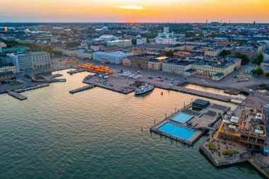 Finlandiya 'da Helsinki' nin günbatımı manzarası.