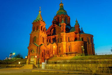Helsinki, Finlandiya 'daki Uspenski Katedrali üzerinde gün doğumu .