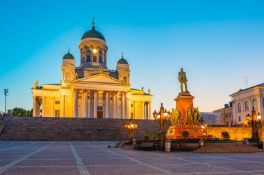 Finlandiya 'nın başkenti Helsinki' de Senato Meydanı 'nda II. Alexander' ın katedrali ve heykelinin gün doğumu manzarası .