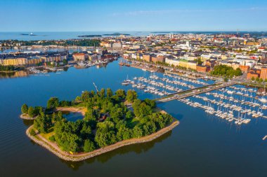 Helsinki, Finlandiya 'nın Kruununhaka bölgesinde bir marina manzarası..