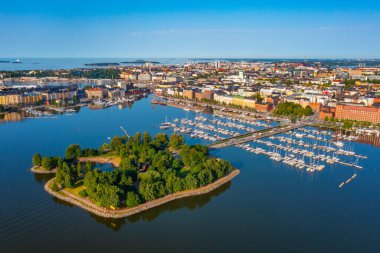 Helsinki, Finlandiya 'nın Kruununhaka bölgesinde bir marina manzarası..