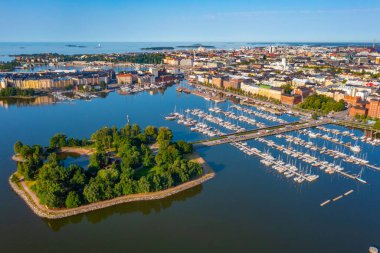 Helsinki, Finlandiya 'nın Kruununhaka bölgesinde bir marina manzarası..