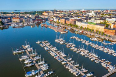 Helsinki, Finlandiya 'nın Kruununhaka bölgesinde bir marina manzarası..
