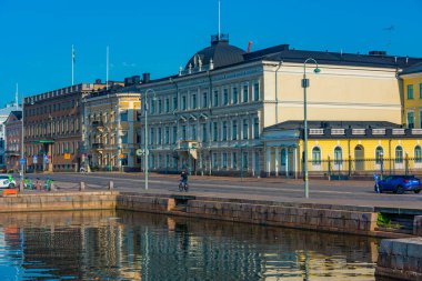 Finlandiya 'da güneşli bir günde Helsinki caddesindeki tarihi binalar.