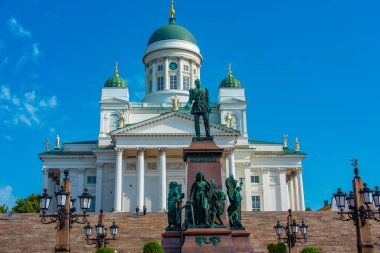 Senaatintori 'deki II. Alexander' ın Katedrali ve Heykeli - Finlandiya 'nın Helsinki kentindeki Senato Meydanı .