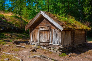 Helsinki, Finlandiya 'daki Seurasaari Açık Hava Müzesi' ndeki ahşap binalar.