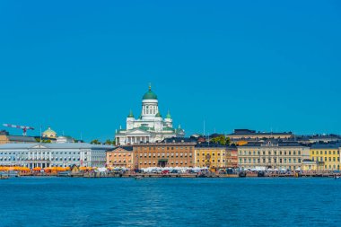 Arka planda Helsinki katedrali bulunan Helsinki limanı manzarası, Finlandiya..
