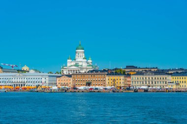 Arka planda Helsinki katedrali bulunan Helsinki limanı manzarası, Finlandiya..