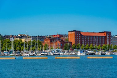 Helsinki, Finlandiya 'nın Kruununhaka bölgesinde bir marina manzarası..