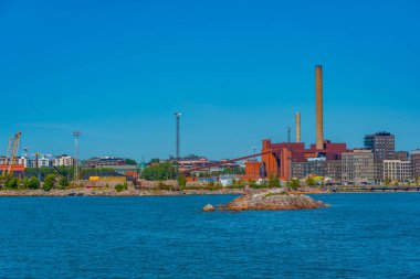 Helsinki, Finlandiya 'da Baltık Denizi kıyısında bulunan bir fabrikanın manzarası.