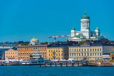 Arka planda Helsinki katedrali bulunan Helsinki limanı manzarası, Finlandiya..