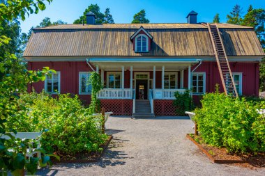 Helsinki, Finlandiya 'daki Seurasaari Açık Hava Müzesi' ndeki ahşap binalar.