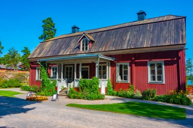 Helsinki, Finlandiya 'daki Seurasaari Açık Hava Müzesi' ndeki ahşap binalar.