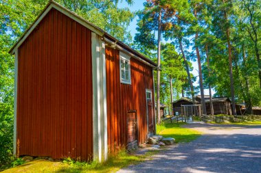 Helsinki, Finlandiya 'daki Seurasaari Açık Hava Müzesi' ndeki ahşap binalar.
