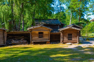 Helsinki, Finlandiya 'daki Seurasaari Açık Hava Müzesi' ndeki ahşap binalar.