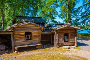 Helsinki, Finlandiya 'daki Seurasaari Açık Hava Müzesi' ndeki ahşap binalar.