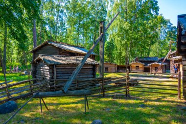 Helsinki, Finlandiya 'daki Seurasaari Açık Hava Müzesi' ndeki ahşap binalar.