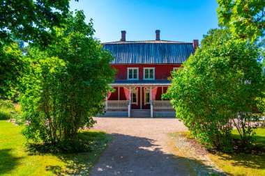 Helsinki, Finlandiya 'daki Seurasaari Açık Hava Müzesi' ndeki ahşap binalar.