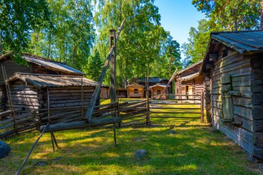 Helsinki, Finlandiya 'daki Seurasaari Açık Hava Müzesi' ndeki ahşap binalar.