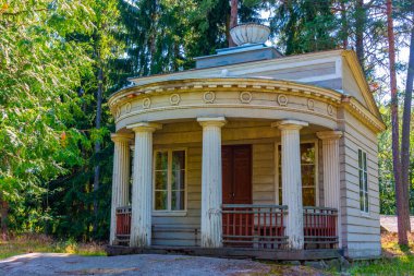Helsinki, Finlandiya 'daki Seurasaari Açık Hava Müzesi' ndeki ahşap binalar.