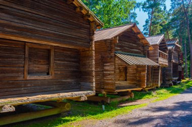 Helsinki, Finlandiya 'daki Seurasaari Açık Hava Müzesi' ndeki ahşap binalar.