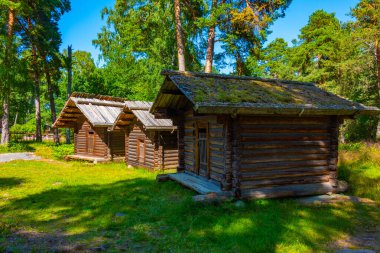 Helsinki, Finlandiya 'daki Seurasaari Açık Hava Müzesi' ndeki ahşap binalar.