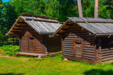 Helsinki, Finlandiya 'daki Seurasaari Açık Hava Müzesi' ndeki ahşap binalar.