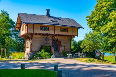 Helsinki, Finlandiya 'daki Seurasaari Açık Hava Müzesi' ndeki ahşap binalar.