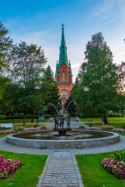 Finlandiya 'nın Tampere kentindeki İskender Kilisesi' nin önündeki çeşmenin gün batımı manzarası.