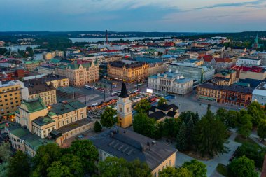 Tampere, Finlandiya 'daki Keskustori Meydanı' nın günbatımı görüntüsü.