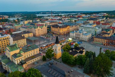 Tampere, Finlandiya 'daki Keskustori Meydanı' nın günbatımı görüntüsü.