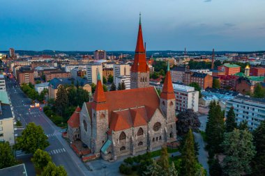 Finlandiya 'daki Tampere Katedrali' nin günbatımı görünümü.