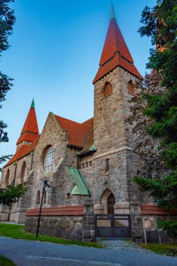 Finlandiya 'daki Tampere Katedrali' nin günbatımı görünümü.