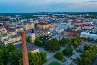 Tampere, Finlandiya 'daki Keskustori Meydanı' nın günbatımı görüntüsü.