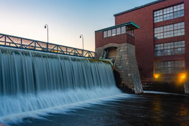 Tampere, Finlandiya 'da Tammerkoski Şelalesinin günbatımı.