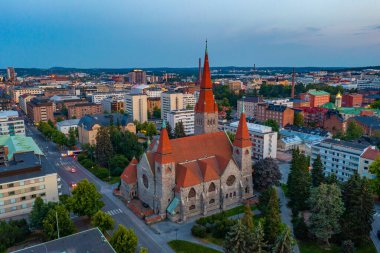 Finlandiya 'daki Tampere Katedrali' nin günbatımı görünümü.