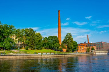 Tampere, Finlandiya 'da Tammerkoski kanalı yanında tuğla binalar.