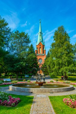 Fin kasabası Tampere 'deki Alexander Kilisesi' nin önündeki çeşme..