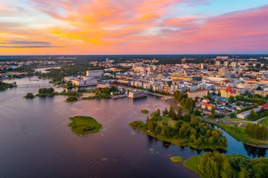 Finlandiya 'nın Oulu kentinin günbatımı manzarası.