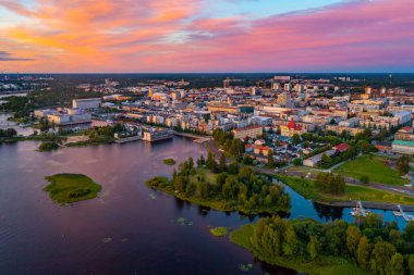 Finlandiya 'nın Oulu kentinin günbatımı manzarası.